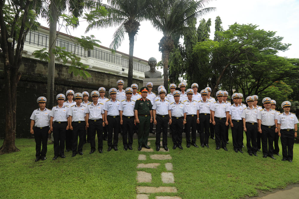 Đoàn công tác chụp ảnh lưu niệm tại Tượng đài Chủ tịch Hồ Chí Minh tại Thủ đô Manila, (Philippines).