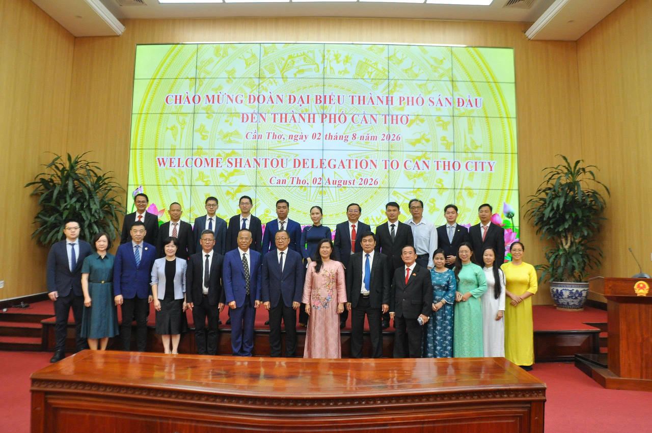 Các đại biểu chụp ảnh lưu niệm.