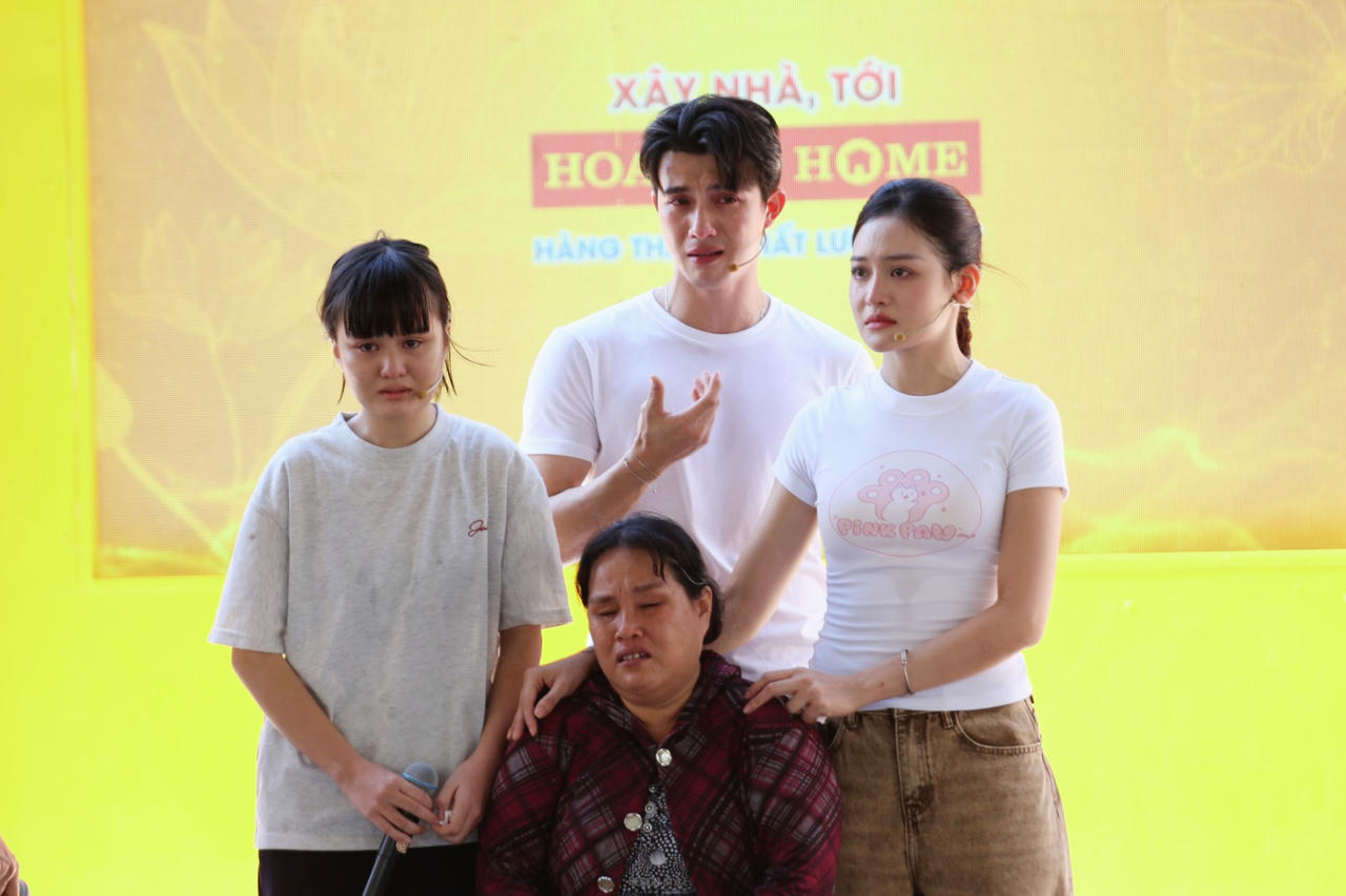 Diễn viên Trần Ngọc Vàng không khỏi nghẹn ngào khi lắng nghe câu chuyện của các em nhỏ. Ảnh: ĐVCC.