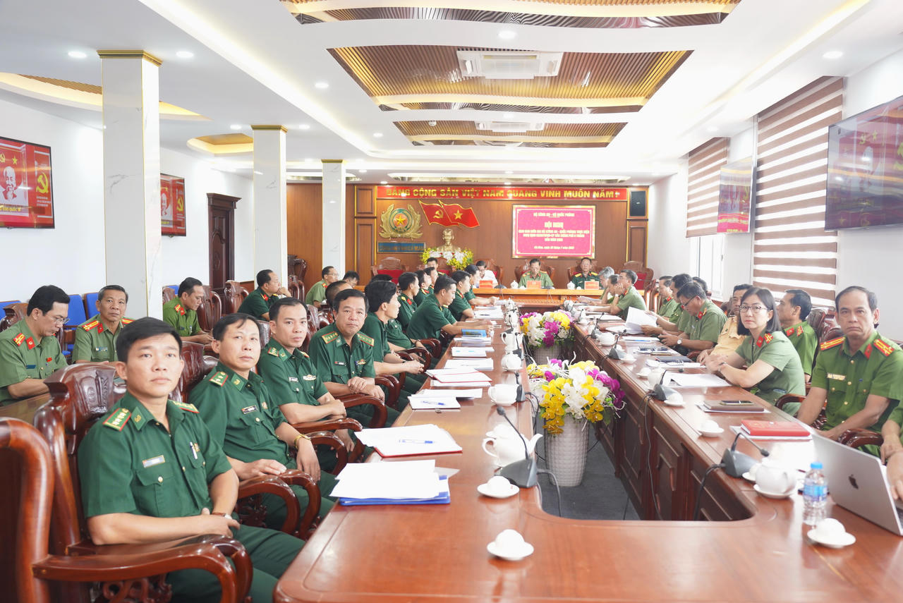 Lãnh đạo, cán bộ Công an, Quân đội dự Hội nghị giao ban công tác phối hợp 6 tháng đầu năm 2026 (Ảnh: Hữu Đệ).