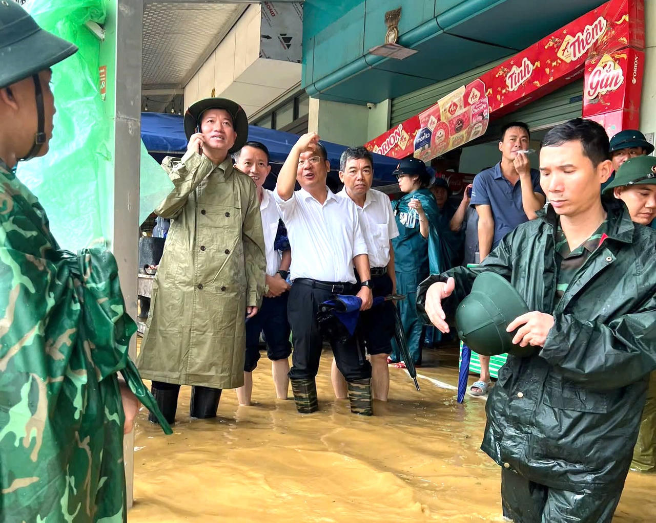 Kịp thời hỗ trợ người dân phường Lào Cai khắc phục hậu quả mưa lũ