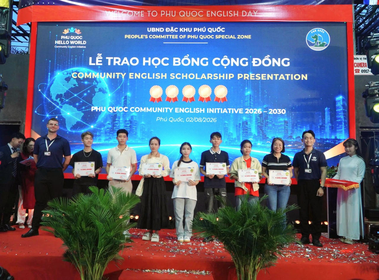 Trung tâm đào tạo WEUP trao tặng Voucher miễn phí 1 khoá học tiếng Anh du lịch trị giá 4,5tr đồng cho khán giả may mắn. Ảnh: Khánh Thùy