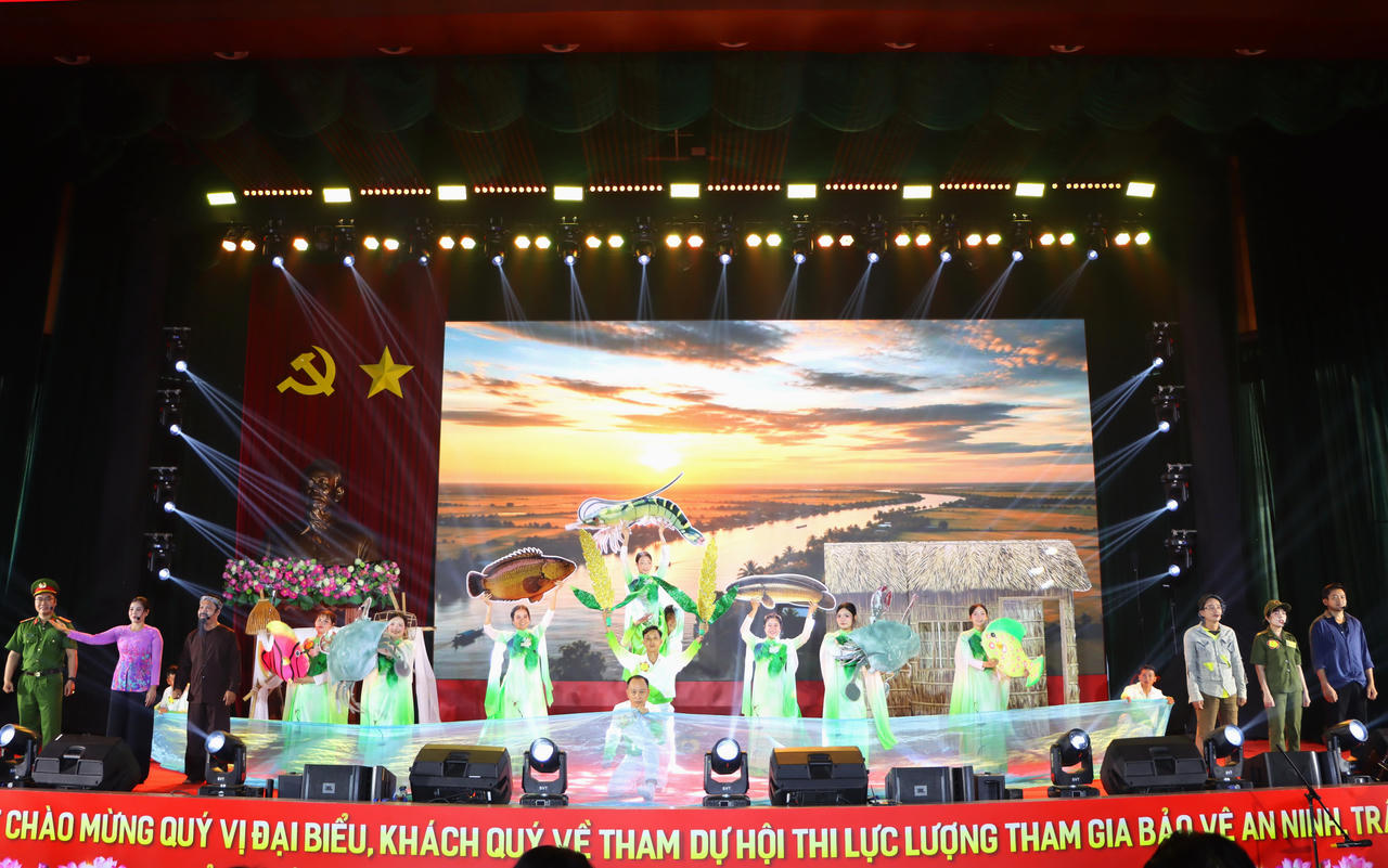 Tiểu phẩm “Tiếng sét giữa dòng sông” phản ánh tình trạng sử dụng xung kích điện khai thác thủy sản trái phép và công tác tuyên truyền, vận động người dân chấp hành pháp luật (Ảnh: Trọng Nguyễn).