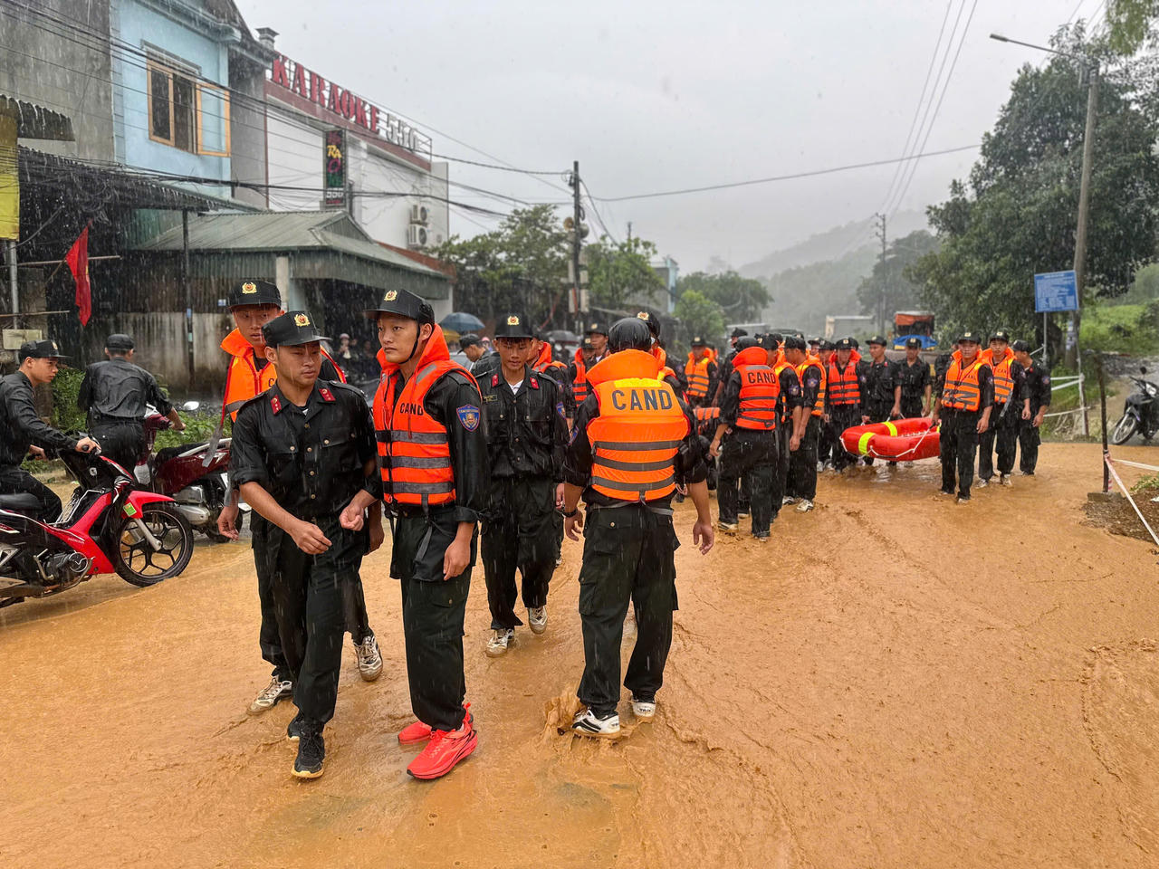 Ngay sau khi tiếp nhận thông tin, Tiểu đoàn 4, Trung đoàn Cảnh sát cơ động số 2, Bộ Tư lệnh Cảnh sát cơ động đã khẩn trương triển khai lực lượng tham gia công tác cứu hộ, cứu nạn và hỗ trợ người dân. (Ảnh Nguyễn Hải).