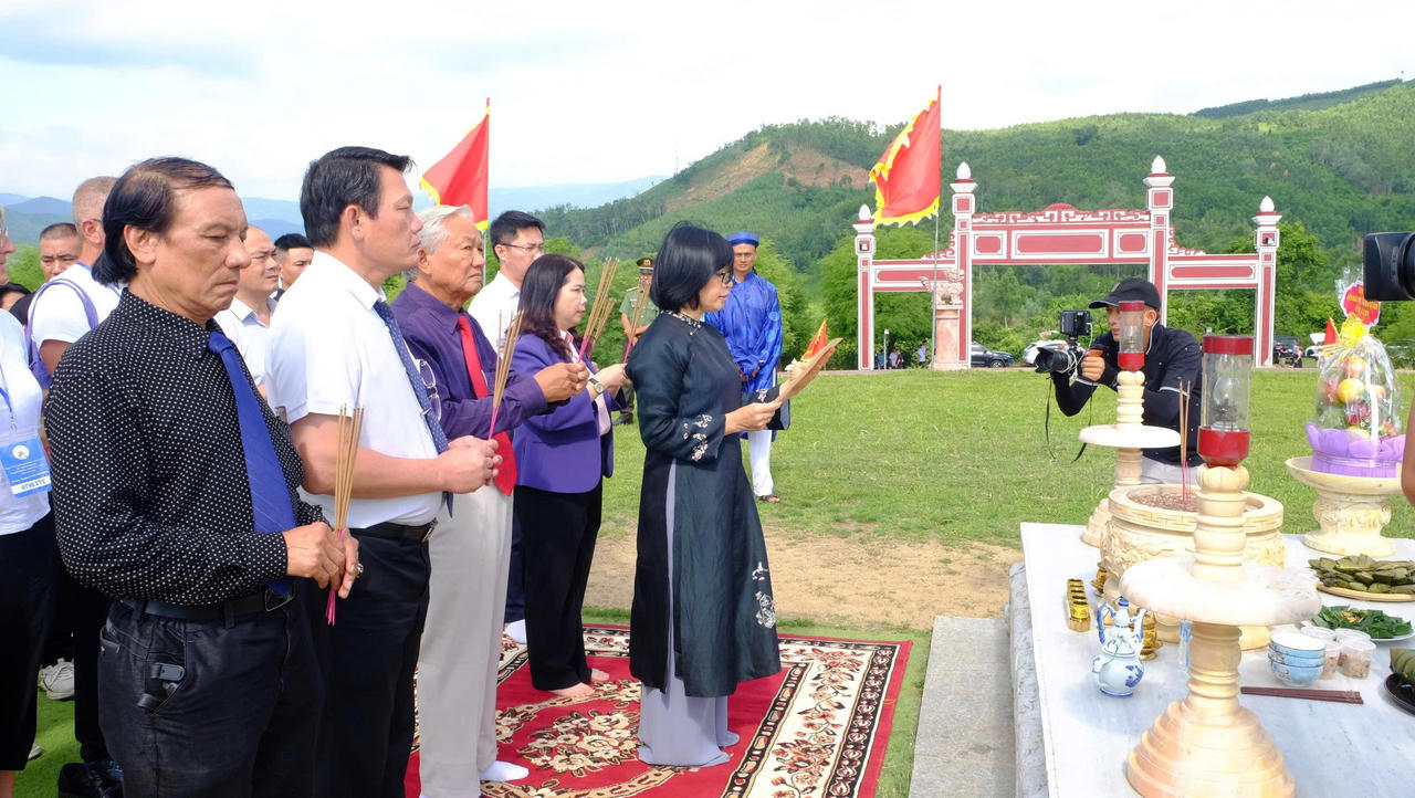 Phó Chủ tịch UBND tỉnh Gia Lai Nguyễn Thị Thanh Lịch đọc văn tế và dâng hương tại Đài Kính Thiên.
