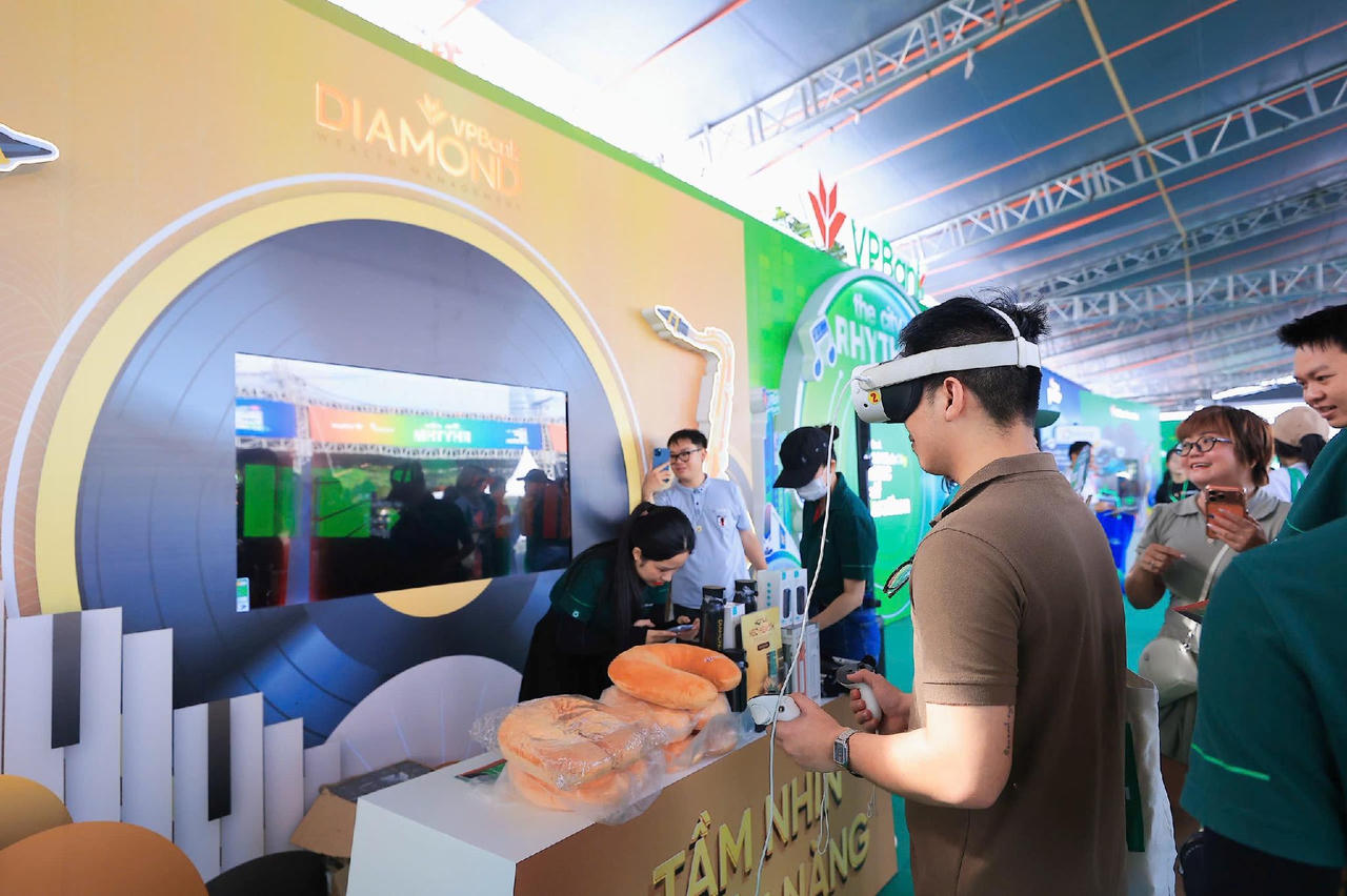 Nhiều khách hàng thích thú trải nghiệm các trò chơi để nhận về quà tặng độc quyền chỉ xuất hiện tại VPBank Ho Chi Minh City Music Half Marathon 2026. (Ảnh: VPBank)