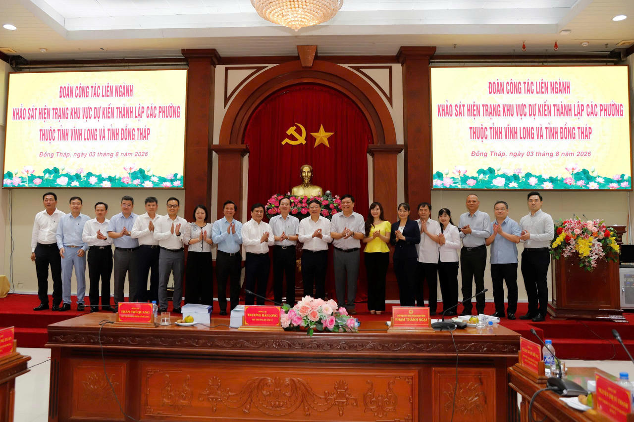 Đoàn công tác chụp ảnh lưu niệm cùng lãnh đạo 2 tỉnh Đồng Tháp và Vĩnh Long. Ảnh: Xuân Uyên