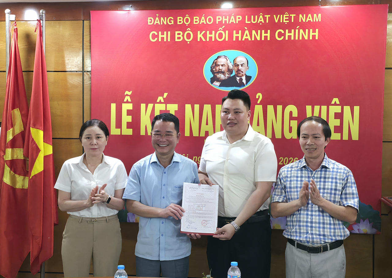 Chi bộ Khối Hành chính, Đảng bộ Báo Pháp luật Việt Nam kết nạp đảng viên