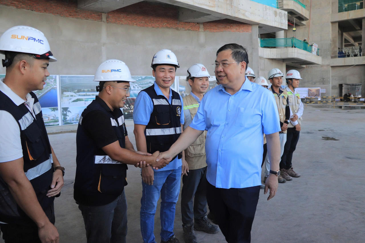 Phó Thủ tướng Thường trực Chính phủ Phạm Gia Túc thăm, động viên cán bộ, công nhân thi công các công trình phục vụ APEC. Ảnh: Như Ngọc