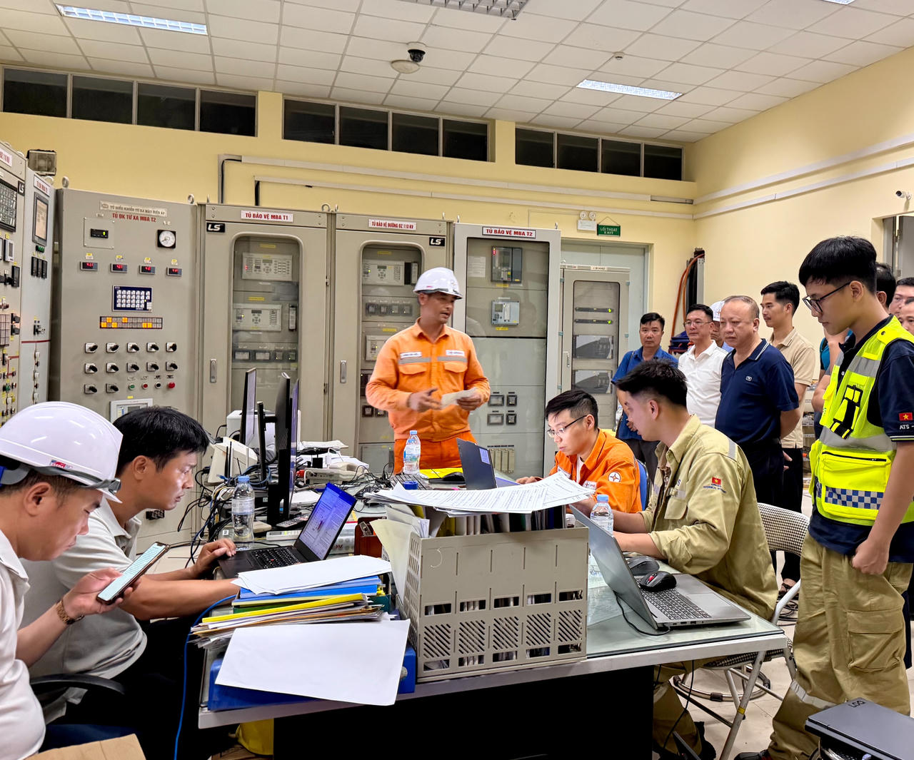 Ông Vũ Anh Phương - Phó Tổng giám đốc EVNNPC cùng đoàn công tác kiểm tra công tác đóng điện dự án lắp đặt hệ thống pin lưu trữ năng lượng (BESS)