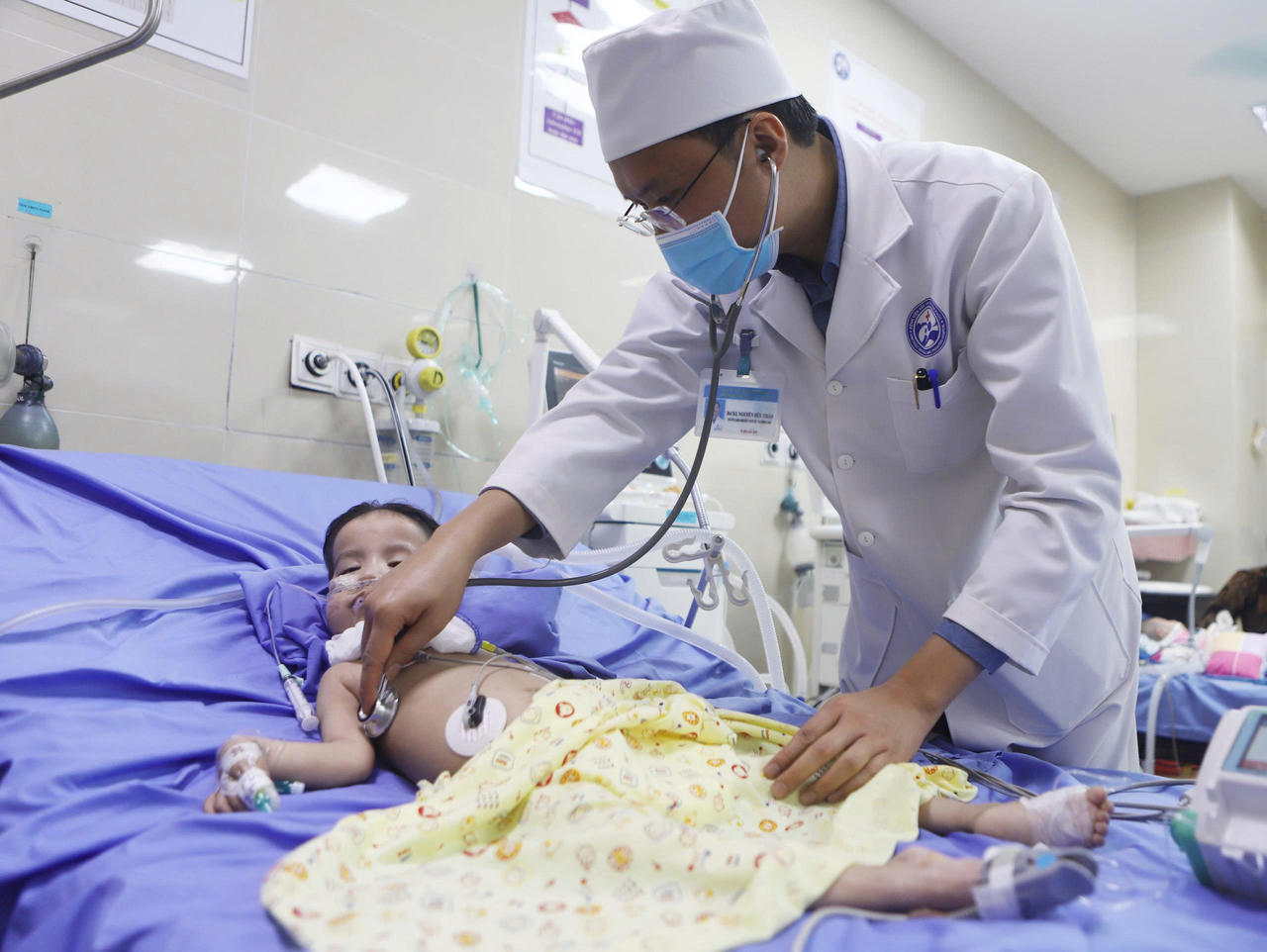 Bác sĩ thăm khám  điều trị cho người bệnh tại cơ sở y tế.( ảnh : Lê Trang )