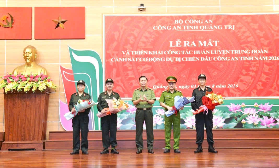Đại tá Nguyễn Tiến Hoàng Anh, Phó Giám đốc Công an tỉnh tặng hoa chúc mừng Ban Chỉ huy Trung đoàn Cảnh sát cơ động dự bị chiến đấu tại lễ ra mắt. (Ảnh: CA tỉnh Quảng Trị)