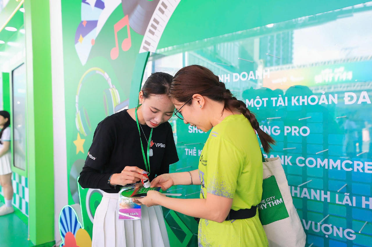 Khách hàng nhận thẻ hành trình và sẵn sàng hòa nhịp cùng những “track” nhạc của VPBank. (Ảnh: VPBank)