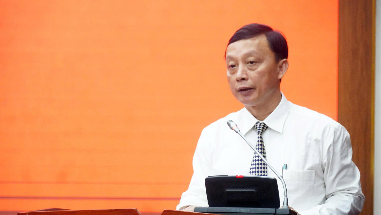 Ông Mai Văn Minh, Giám đốc Ban Quản lý dự án Đầu tư xây dựng công trình Nông nghiệp và Môi trường thuộc UBND tỉnh, đại diện các cán bộ được điều động, bổ nhiệm phát biểu nhận nhiệm vụ. (Ảnh M.P)