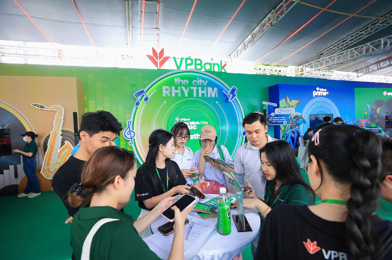 Khách hàng thích thú tại khu vực trung tâm gian hàng (Ảnh: VPBank)