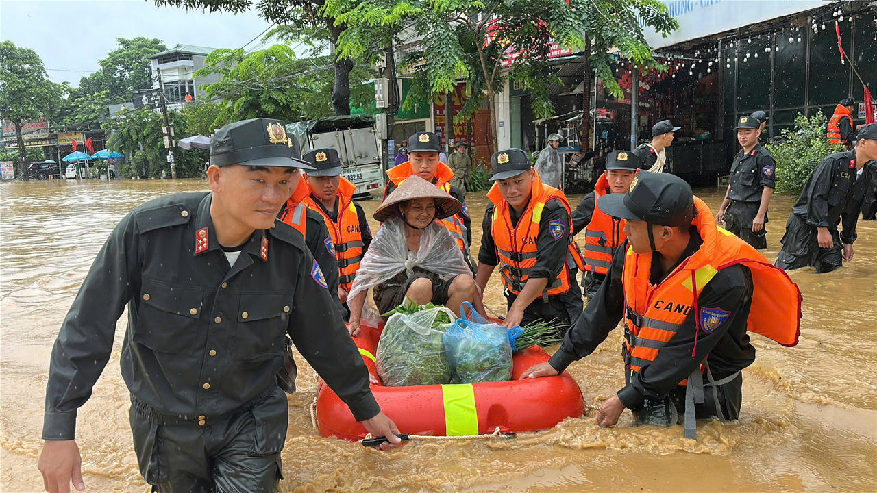 Kịp thời hỗ trợ người dân phường Lào Cai khắc phục hậu quả mưa lũ