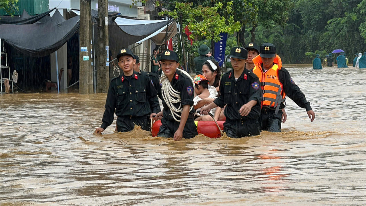 Kịp thời hỗ trợ người dân phường Lào Cai khắc phục hậu quả mưa lũ