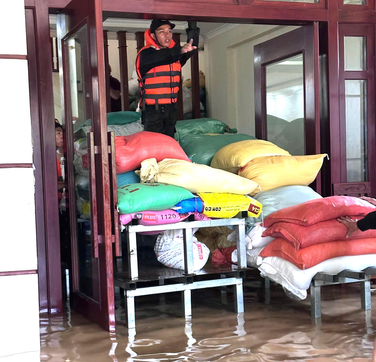 Kịp thời hỗ trợ người dân phường Lào Cai khắc phục hậu quả mưa lũ