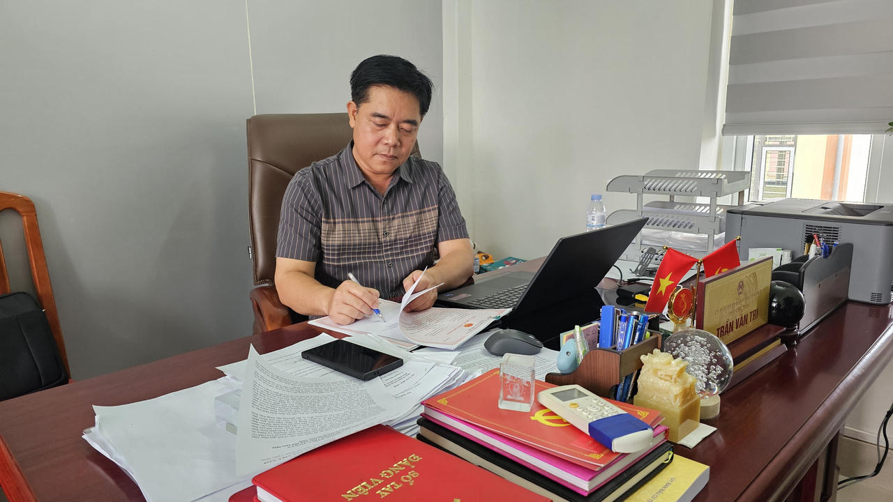 Ông Trần Văn Trí - Phó Chủ tịch UBND xã Quảng Đức trao đổi với phóng viên Báo Pháp luật Việt Nam. (Ảnh: Đức Dương)