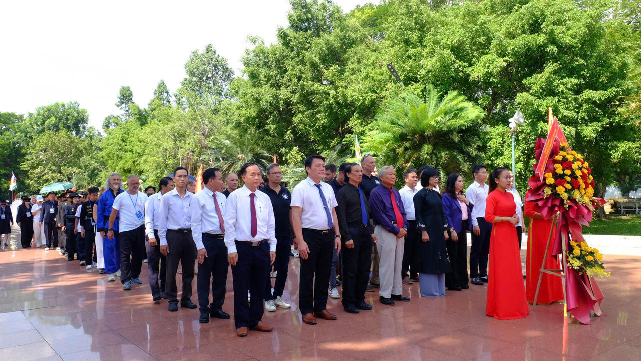 Đại biểu và các đoàn võ thuật trong nước, quốc tế dâng hoa tưởng niệm Hoàng đế Quang Trung tại Bảo tàng Quang Trung.