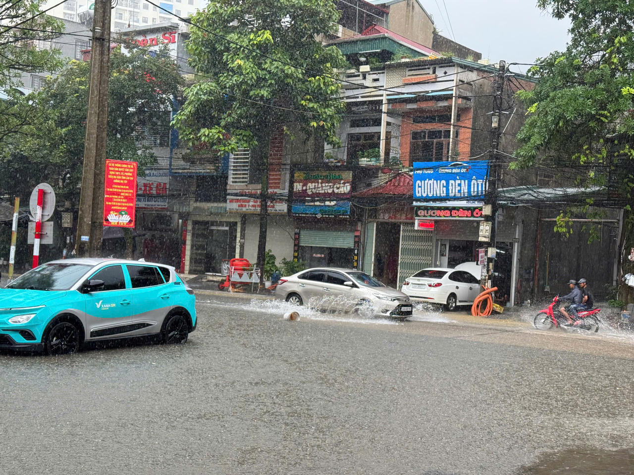 Khu vực đường Nhạc Sơn, phường Lào Cai ngập úng cục bộ khiến giao thông qua một số khu vực bị ảnh hưởng. (Ảnh: Nguyễn Hải)