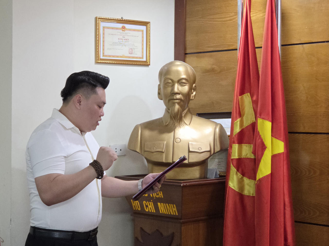 Đảng viên mới Nguyễn Xuân Trường tuyên thệ
