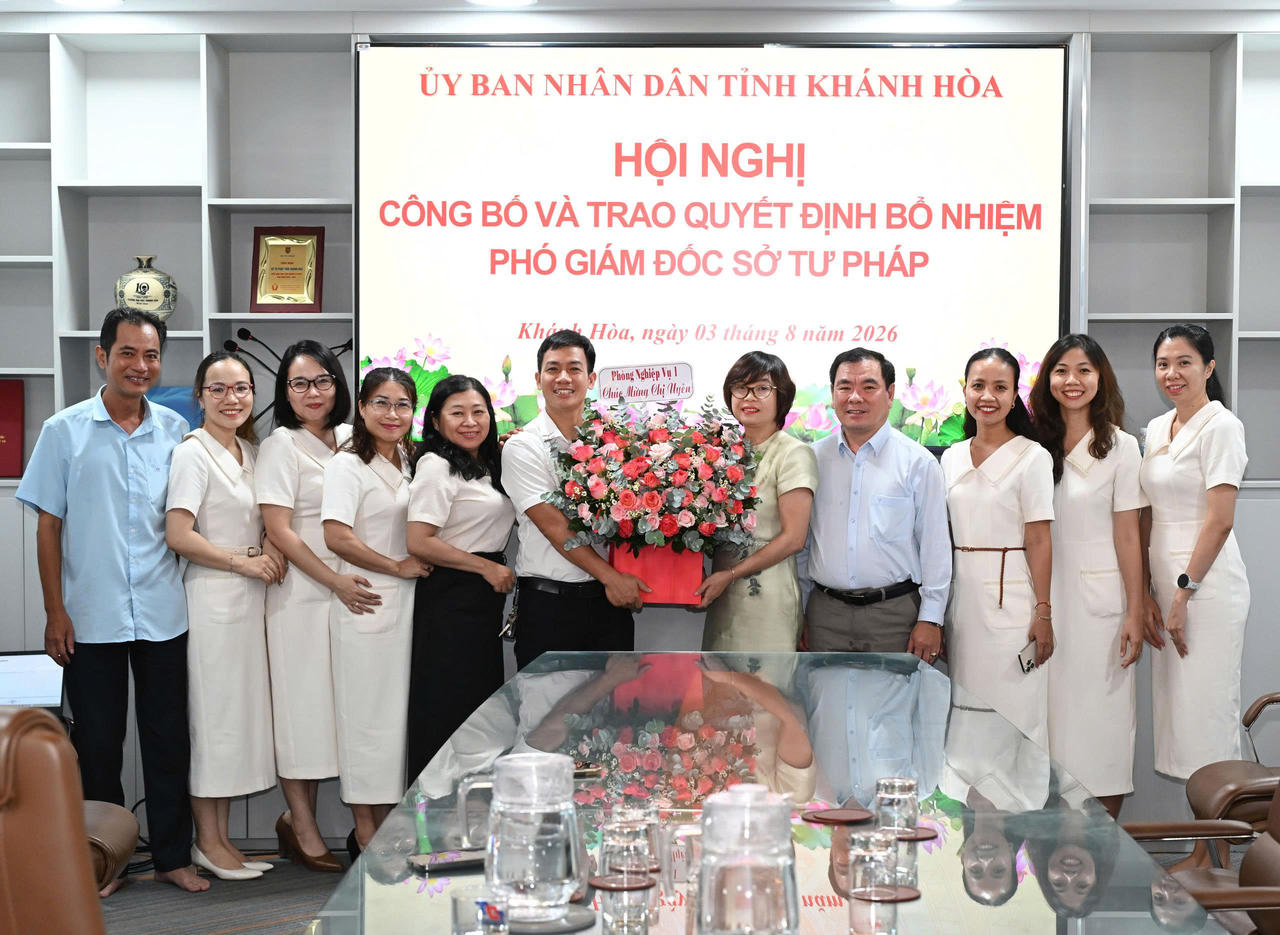 Tập thể Sở Tư pháp tỉnh Khánh Hòa tặng hoa chúc mừng bà Lý Thụy Ý Uyên