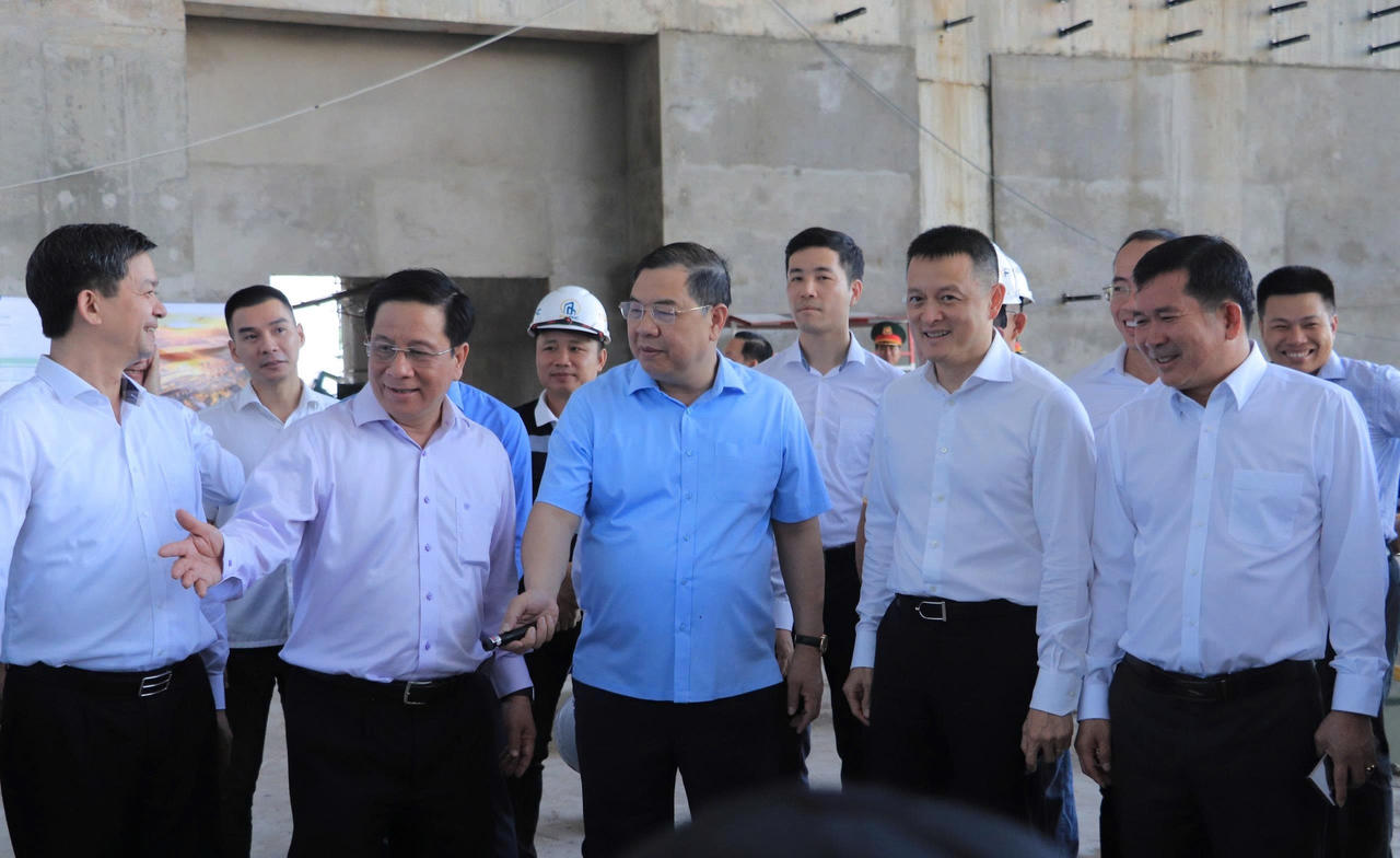 Phó Thủ tướng Thường trực Chính phủ Phạm Gia Túc cùng đoàn công tác đến kiểm tra tiến độ một số công trình, dự án trọng điểm phục vụ Hội nghị Cấp cao APEC 2027. Ảnh: Như Ngọc