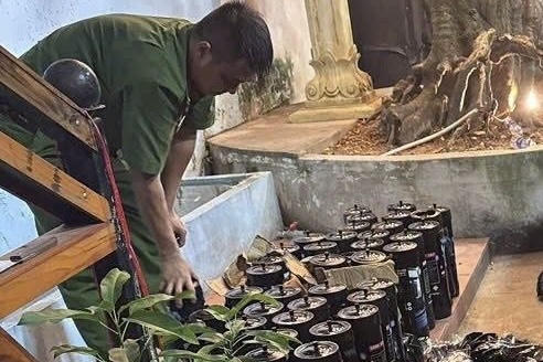Phát hiện nhiều bình khí N₂O nghi dùng để kinh doanh “bóng cười” tại 129 Club
