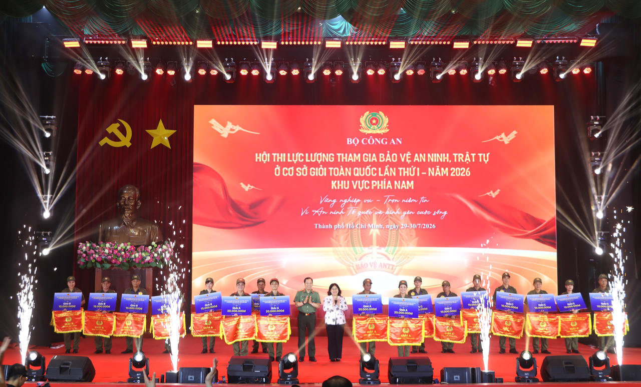 Thứ trưởng Bộ Công an Lê Văn Tuyến và bà Nguyễn Trường Nhật Phượng - Phó Chủ tịch HĐND TP. Hồ Chí Minh, trao Giải A cho các đội tuyển (Ảnh: Trọng Nguyễn).