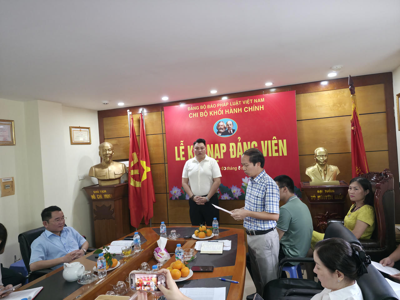 Đồng chí Nguyễn Đức Trường - Bí thư chi bộ Khối Hành chính - công bố quyết định kết nạp Đảng viên của Đảng ủy Bộ Tư pháp đối với quần chúng ưu tú Nguyễn Xuân Trường.