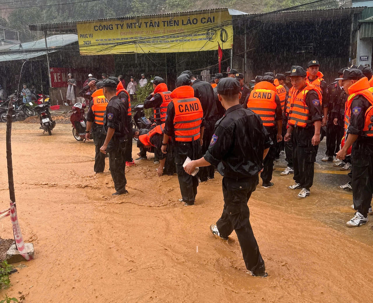 Kịp thời hỗ trợ người dân phường Lào Cai khắc phục hậu quả mưa lũ