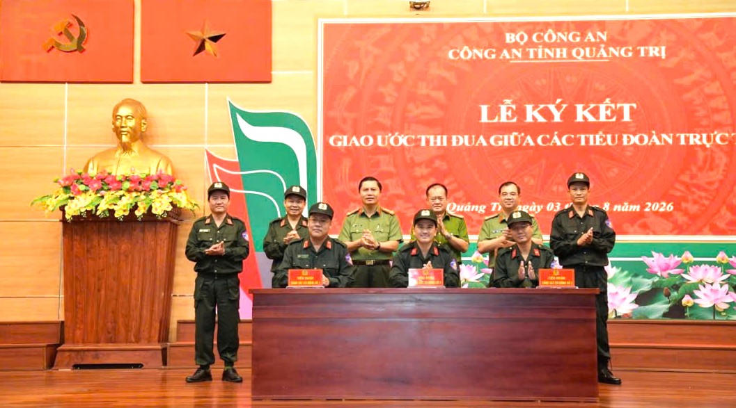 Đại diện các tiểu đoàn ký kết giao ước thi đua "Huấn luyện giỏi - Kỷ luật nghiêm - Sẵn sàng chiến đấu cao" năm 2026. (Ảnh: CA tỉnh Quảng Trị).
