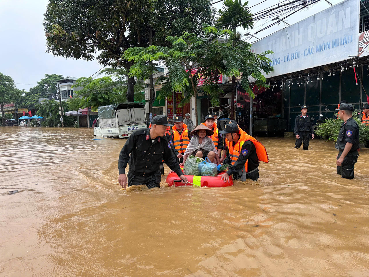 Dưới sự chỉ huy của Trung tá Nguyễn Văn Vỹ, Phó Tiểu đoàn trưởng, đơn vị đã huy động 60 cán bộ, chiến sĩ cùng phương tiện, trang thiết bị chuyên dụng đến các khu vực bị ảnh hưởng để thực hiện nhiệm vụ. (Ảnh Nguyễn Hải).