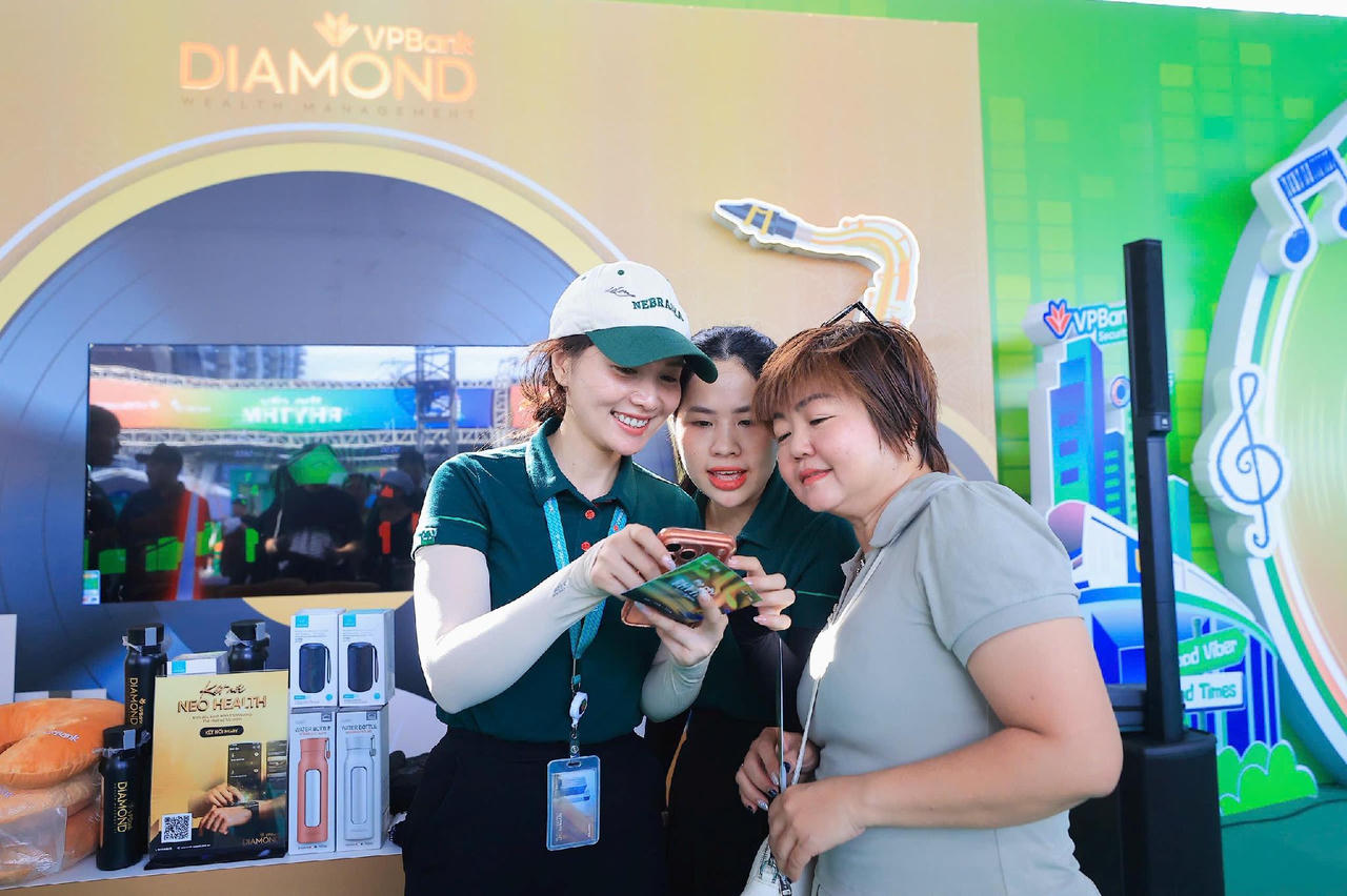Khách hàng trải nghiệm và được tư vấn sản phẩm tại “track” nhạc VPBank Diamond (Ảnh: VPBank)