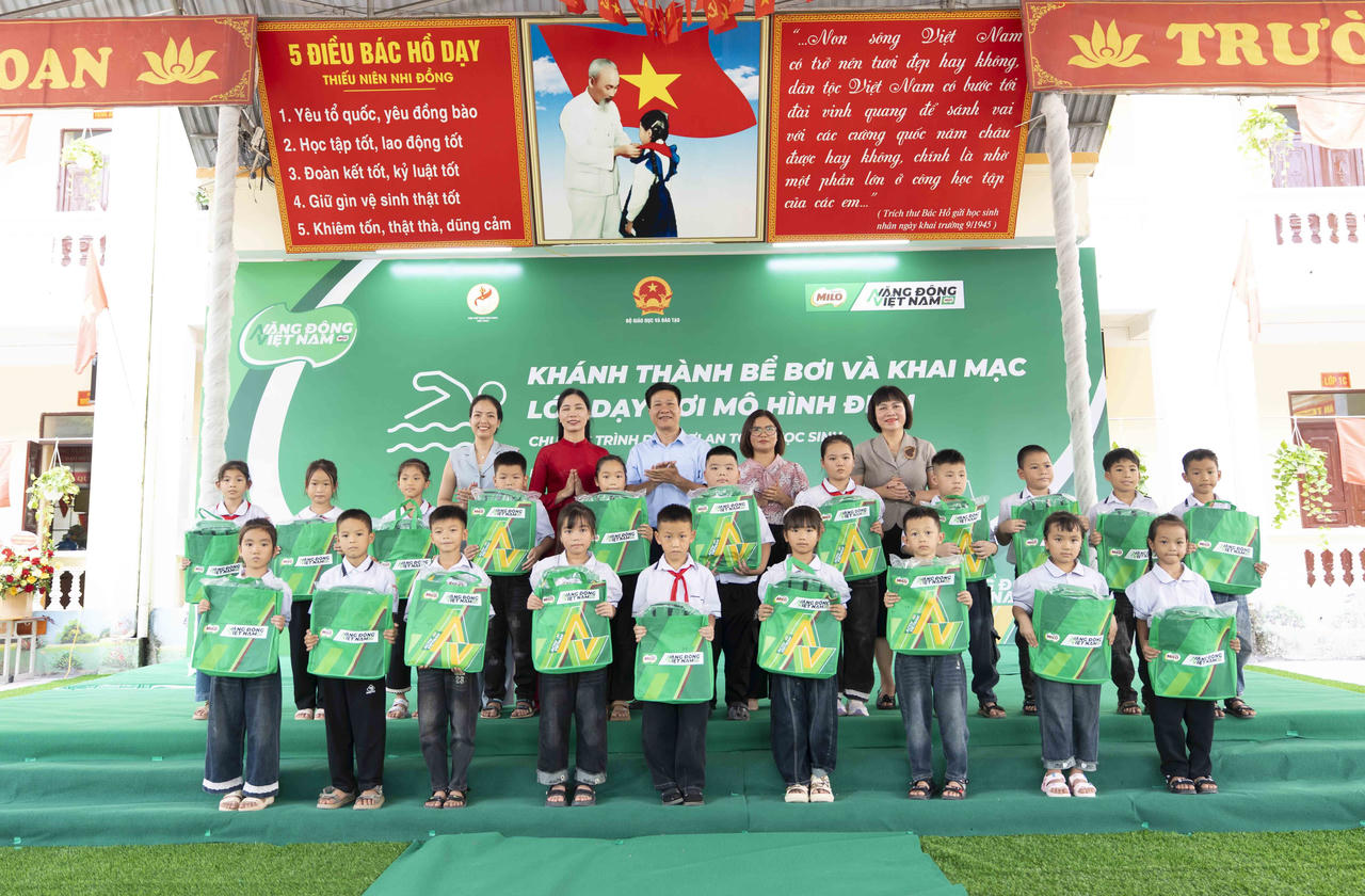 Tại buổi lễ, Nestlé Việt Nam đã trao tặng 40 phần quà gồm đồ dùng học tập và trang phục học bơi cho các em học sinh có hoàn cảnh khó khăn (Ảnh: Nestlé Việt Nam)