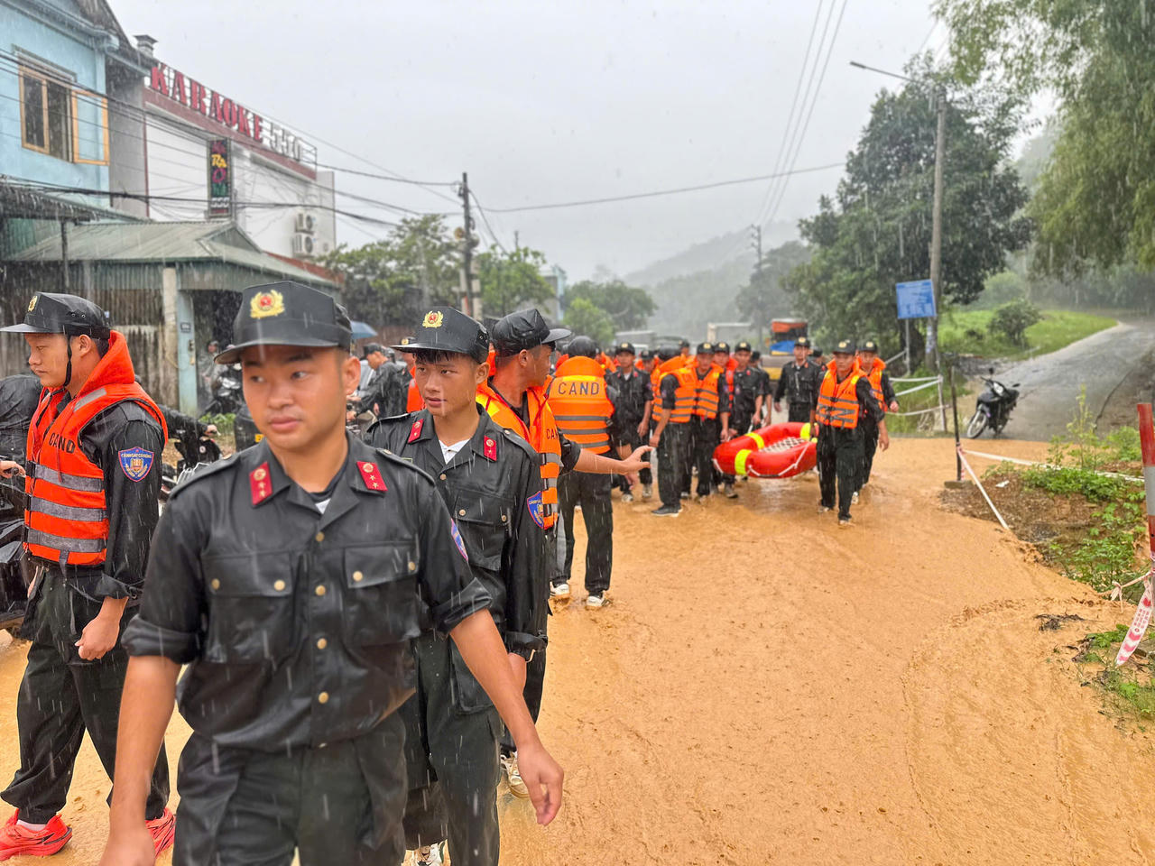 Các cán bộ, chiến sĩ đã phối hợp với chính quyền địa phương dọn dẹp bùn đất, vệ sinh môi trường, di chuyển tài sản cho người dân, khơi thông dòng chảy và hỗ trợ khắc phục hậu quả sau mưa lũ. (Ảnh Nguyễn Hải).
