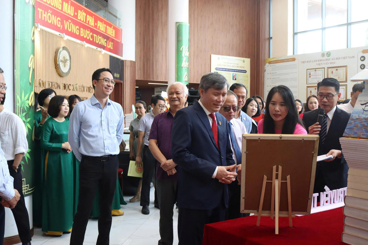 Khai mạc Trưng bày “Kết nối truyền thống – Vững bước tương lai”