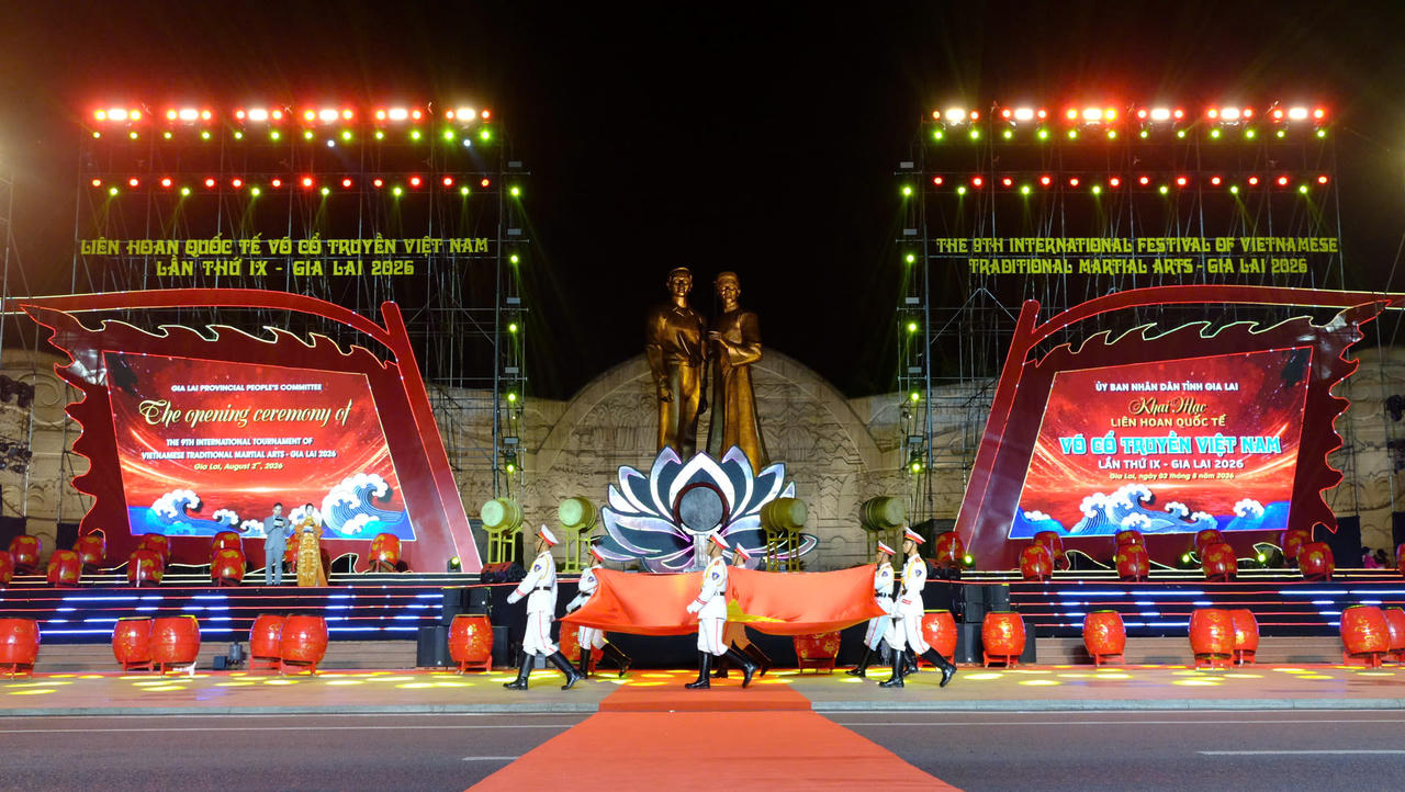 Màn diễu hành của Khối cờ Tổ quốc.