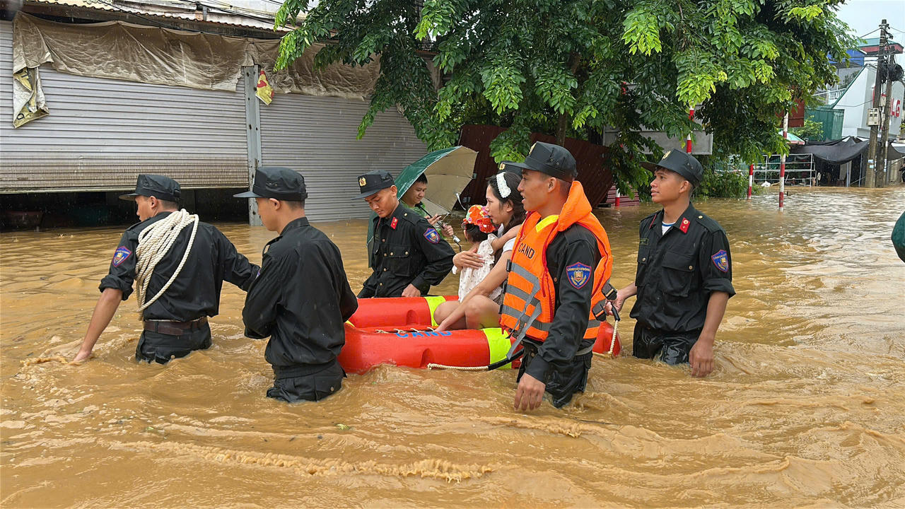 Kịp thời hỗ trợ người dân phường Lào Cai khắc phục hậu quả mưa lũ