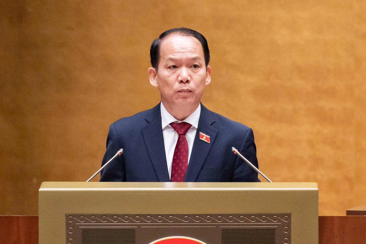 Bộ trưởng Hoàng Thanh Tùng trình bày Tờ trình.