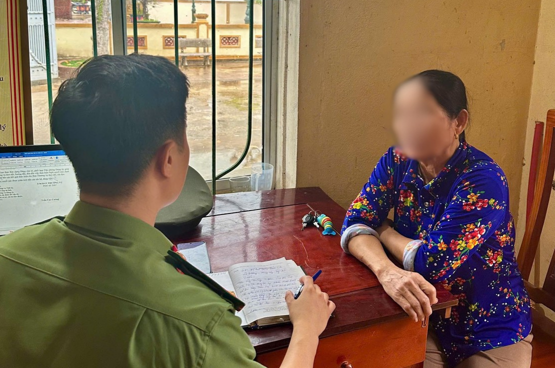 Bị thao túng tâm lý qua điện thoại, người phụ nữ may mắn được công an xã chặn giao dịch 79 triệu