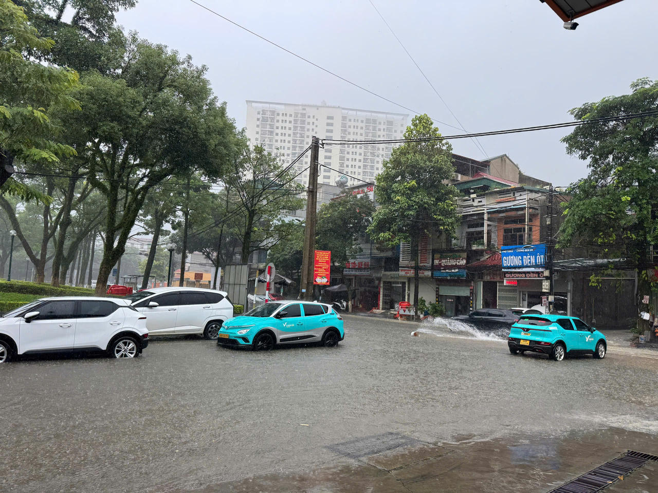 Mưa cực lớn gây ngập nhiều tuyến đường tại phường Lào Cai