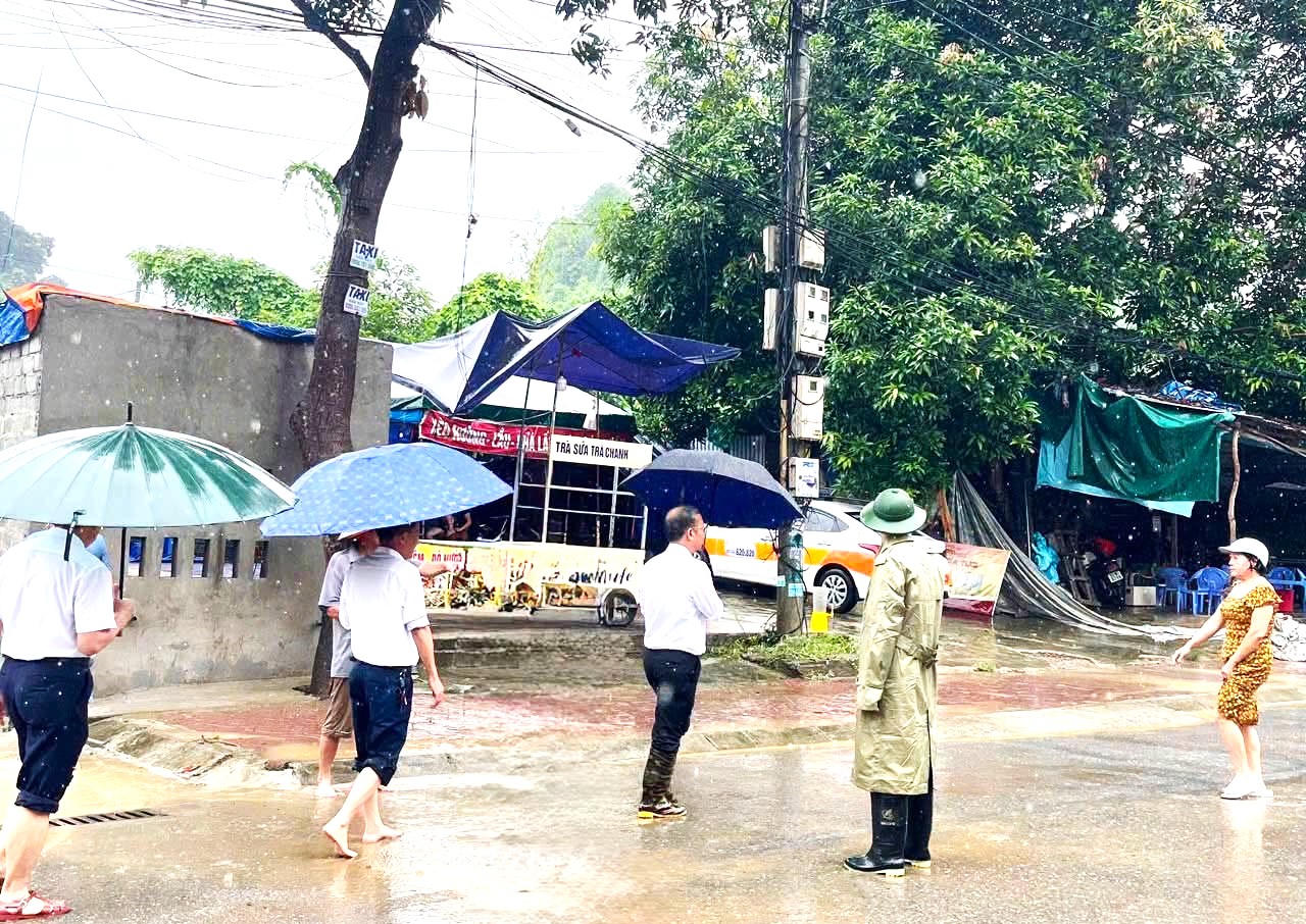 Kịp thời hỗ trợ người dân phường Lào Cai khắc phục hậu quả mưa lũ