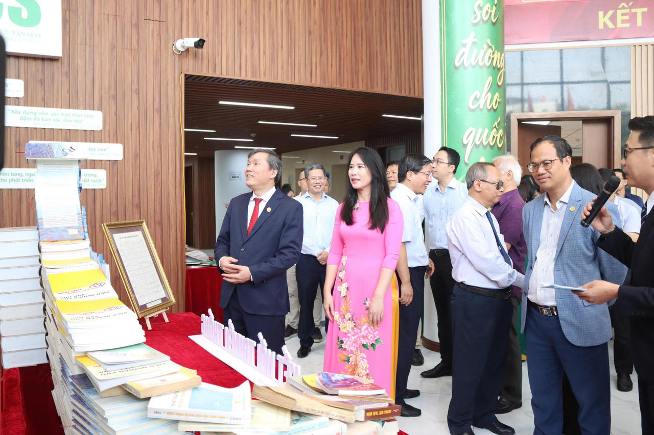 Khai mạc Trưng bày “Kết nối truyền thống – Vững bước tương lai”
