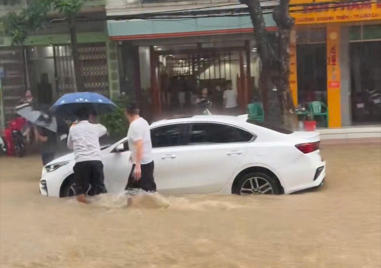 Nước ngập sâu khiến nhiều ô tô chết máy (Ảnh: Nguyễn Hải)