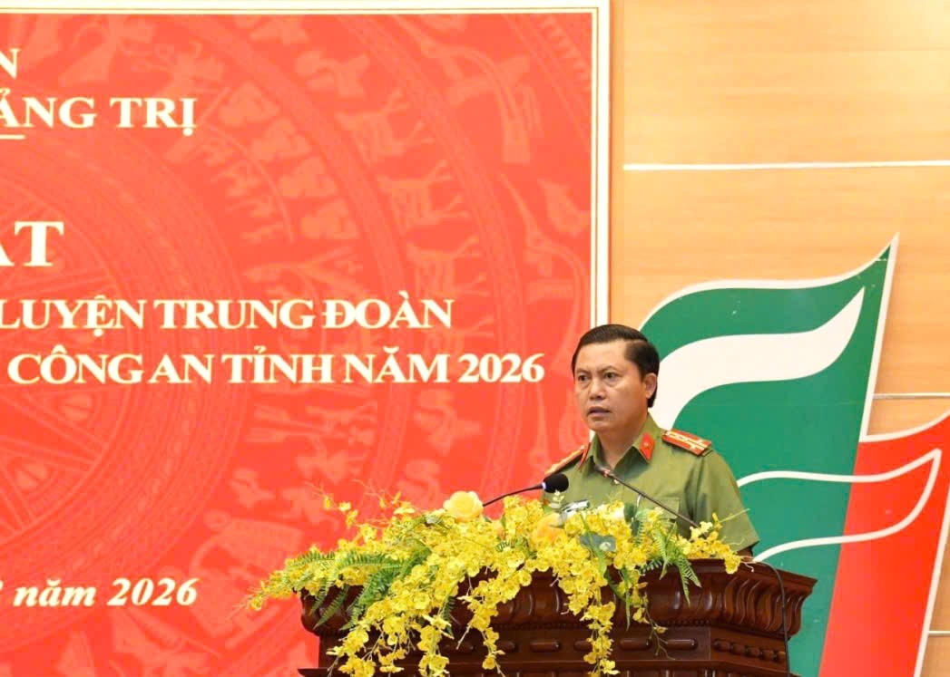 Đại tá Nguyễn Tiến Hoàng Anh, Phó Giám đốc Công an tỉnh Quảng Trị phát biểu chỉ đạo tại buổi lễ. (Ảnh: CA tỉnh Quảng Trị).