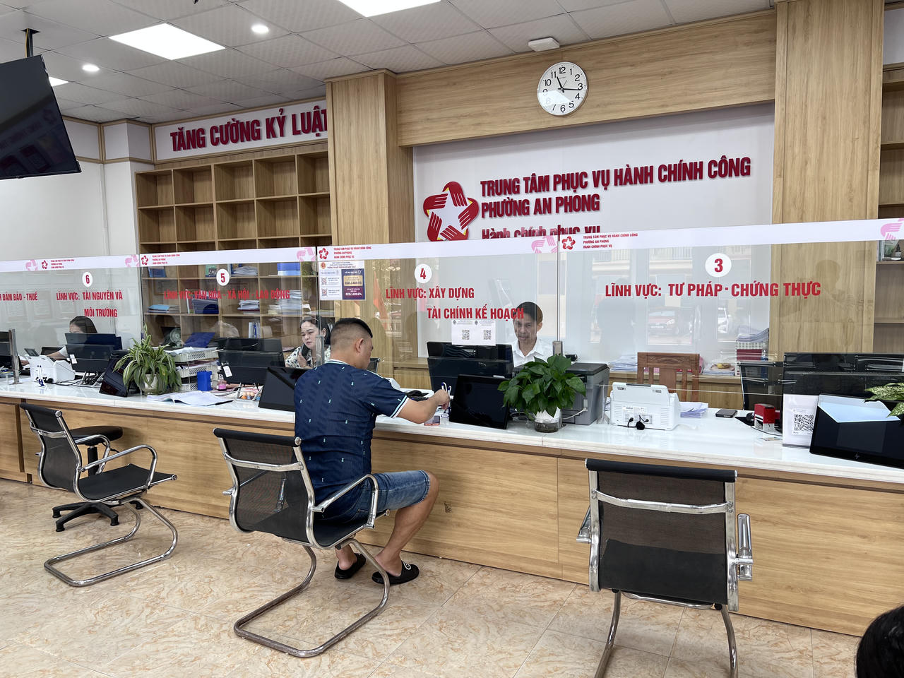 Cán bộ làm việc tại Bộ phận Một cửa Hải Phòng được hỗ trợ đến 2 triệu đồng/tháng