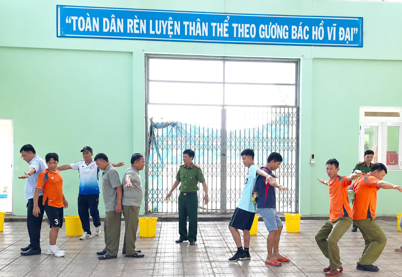 Sôi nổi các trò chơi dân gian trước khi diễn ra phần lễ của Ngày hội (Ảnh: Hữu Đệ).