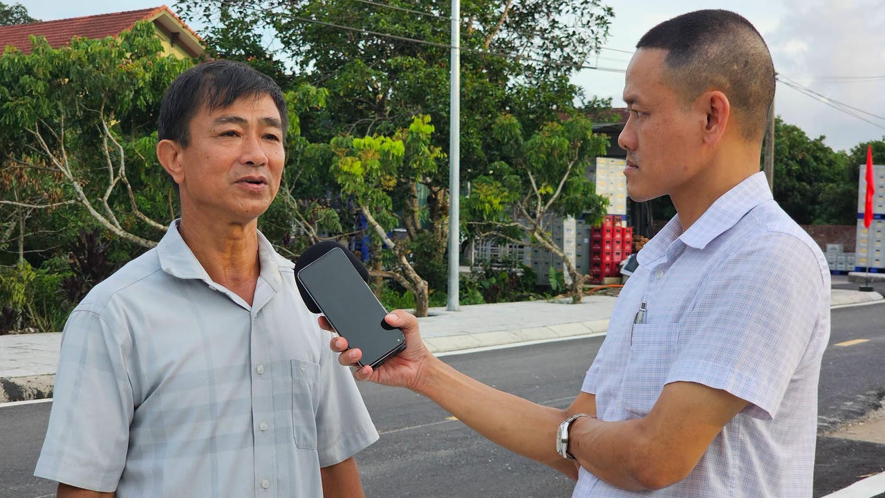 Ông Lại Văn Cường - Bí thư Chi bộ thôn Hải Đông, xã Quảng Đức trao đổi với phóng viên Báo Pháp luật Việt Nam. (Ảnh: Đinh Hùng)